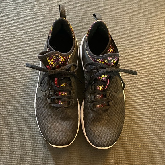 Size 8 Black Nike air - Picture 1 of 5